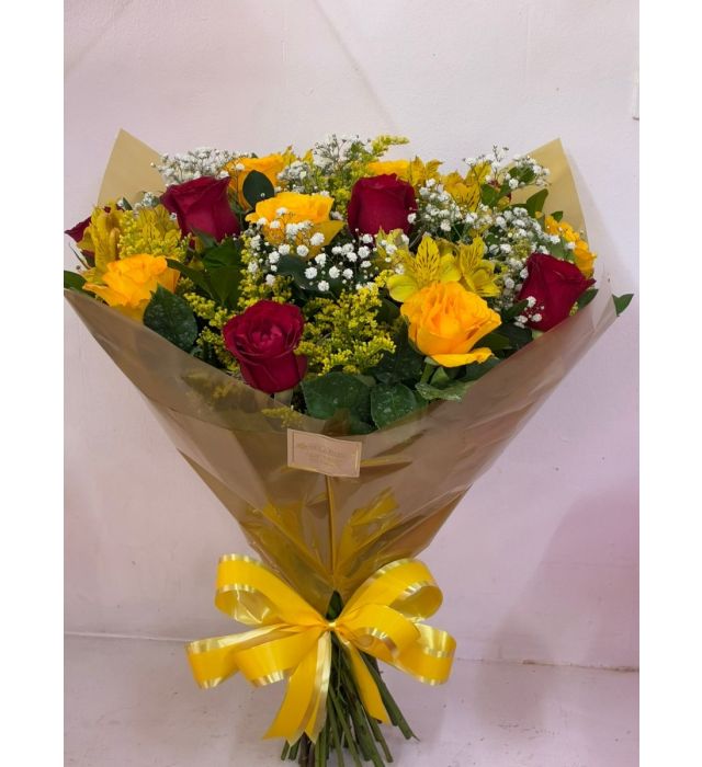 Buquê com 12 rosas amarelas e vermelhas