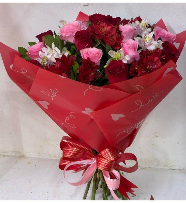 Luxuoso buquê em rosas vermelhas e rosa cor de rosa